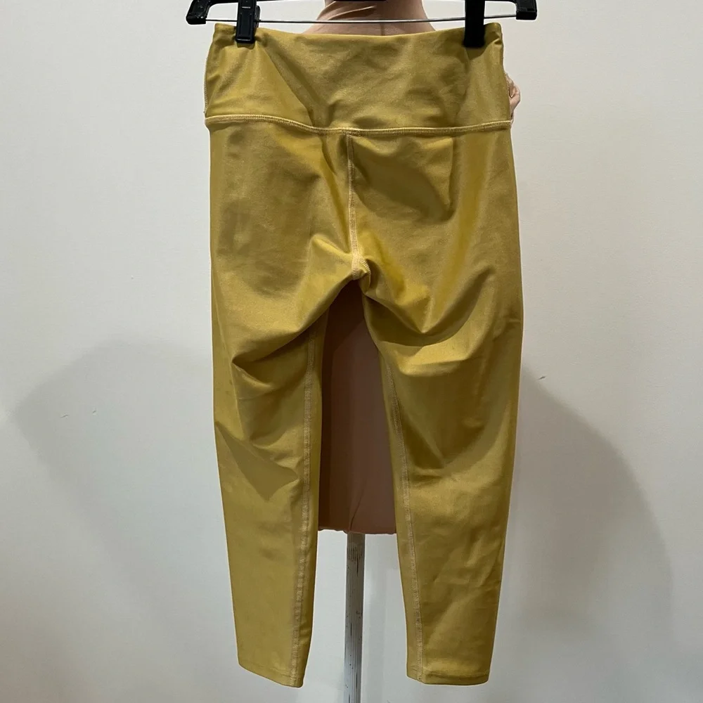 Noli Yoga Liquid Yellow Gold Stretch High Waisted Cropped Leggings EUC Size S